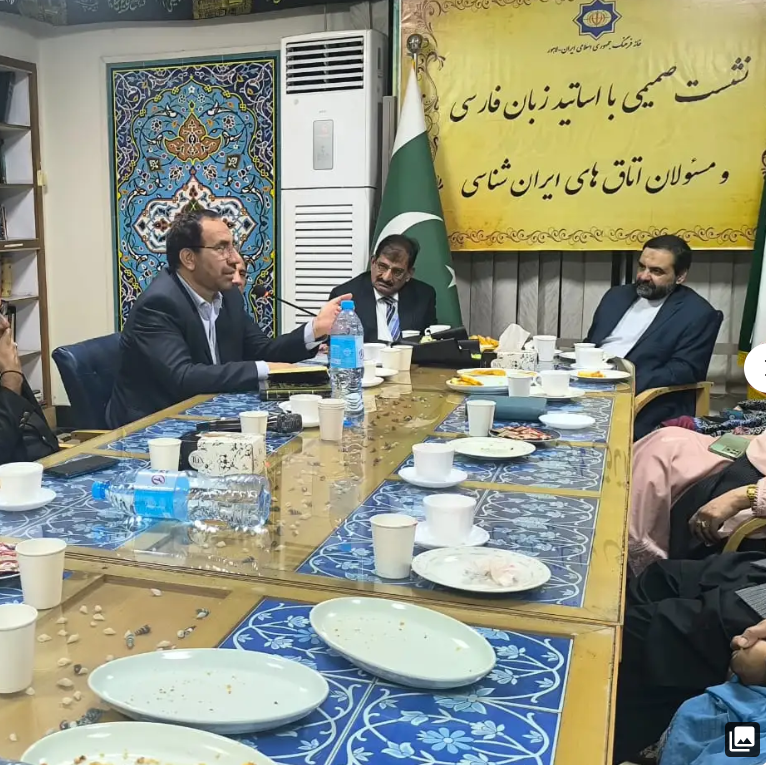 خانہ فرہنگ اسلامی جمہوریہ ایران-لاہور میں، ایرانی کلچرل قونصلیٹ اسلام آباد کے ثقافتی کونسلر محترم جناب مجید مشکی صاحب کے ساتھ فارسی اساتذہ کے ساتھ ادبی نشست